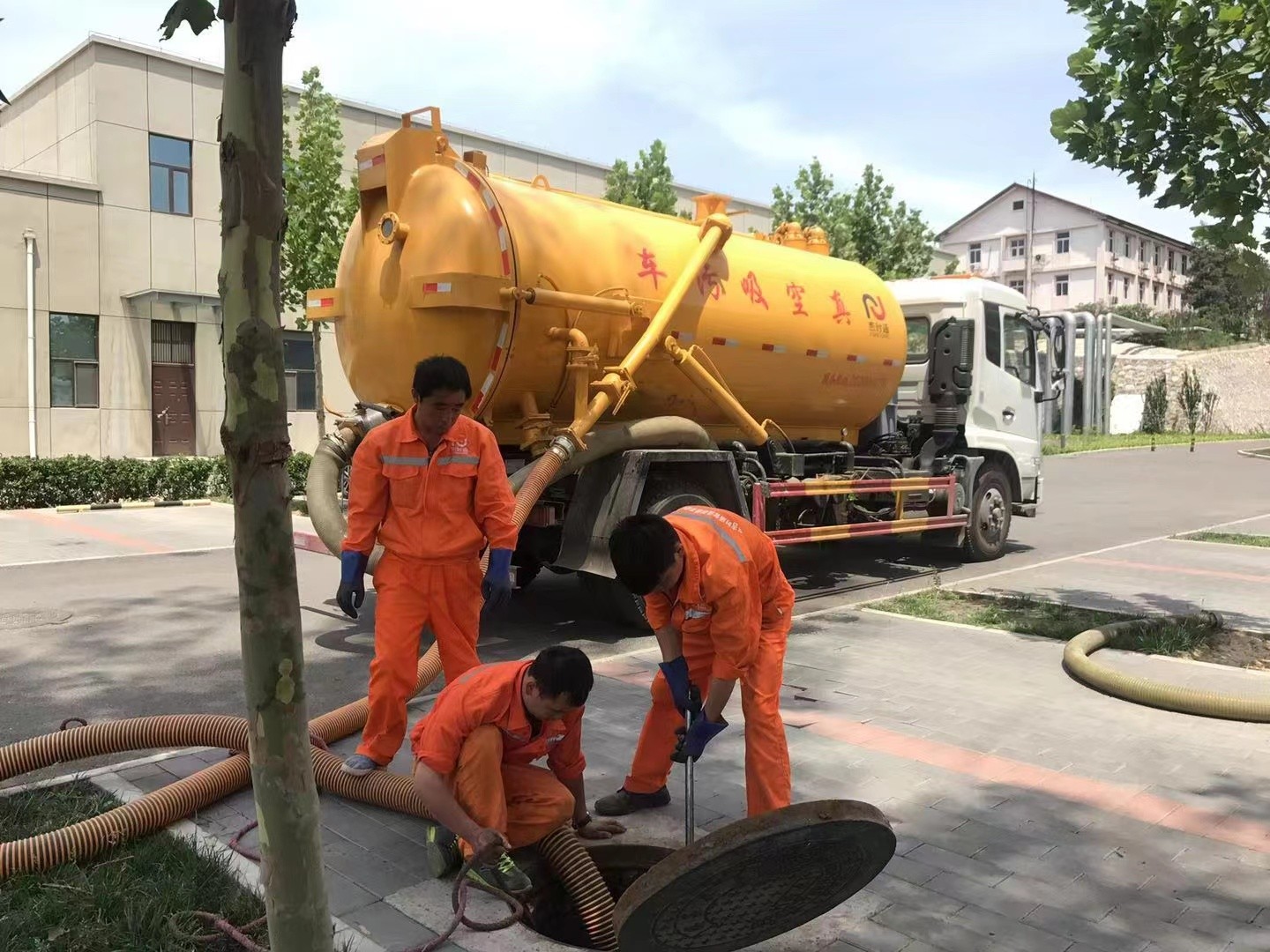 寿阳管道疏通车停在窨井附近