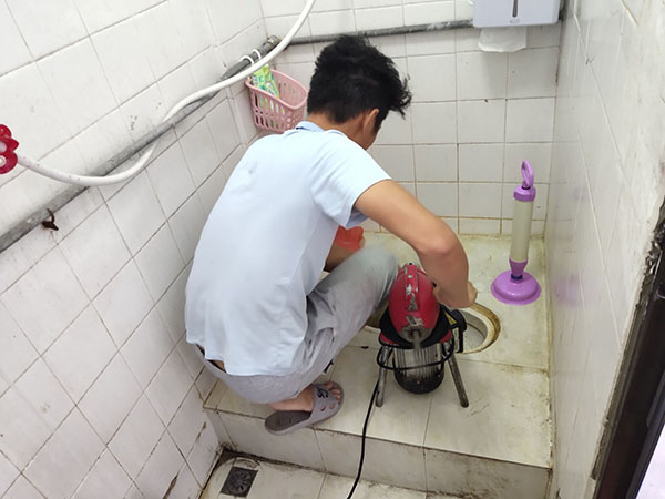 寿阳管道堵塞冒臭气 专业师傅现场解决问题